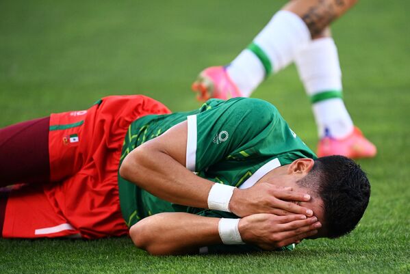 Tiền đạo Mexico Uriel Antuna phản ứng vì bị đau sau cú va chạm trong trận bóng đá tại Thế vận hội Tokyo 2020 - Sputnik Việt Nam