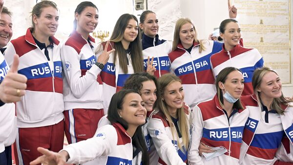 Các thành viên của đội Olympic Nga chụp ảnh tập thể sau cuộc gặp với Tổng thống Nga Vladimir Putin trước thềm Thế vận hội Mùa hè Tokyo ở Moscow, Nga - Sputnik Việt Nam