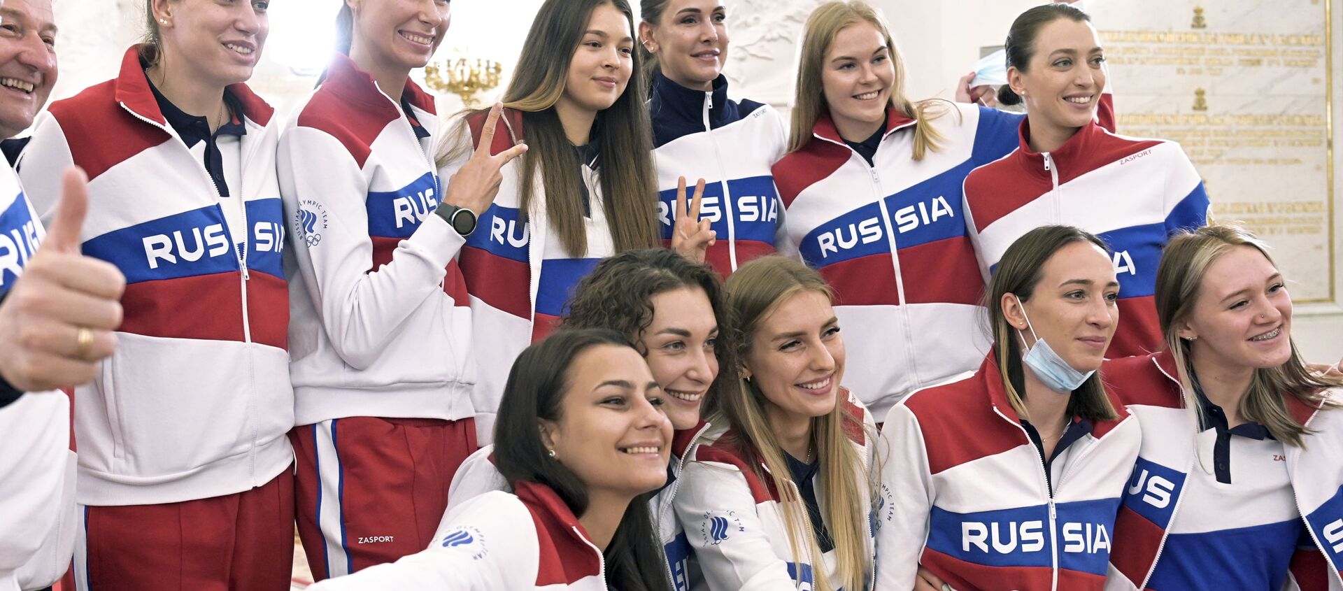 Các thành viên của đội Olympic Nga chụp ảnh tập thể sau cuộc gặp với Tổng thống Nga Vladimir Putin trước thềm Thế vận hội Mùa hè Tokyo ở Moscow, Nga - Sputnik Việt Nam, 1920, 04.08.2021