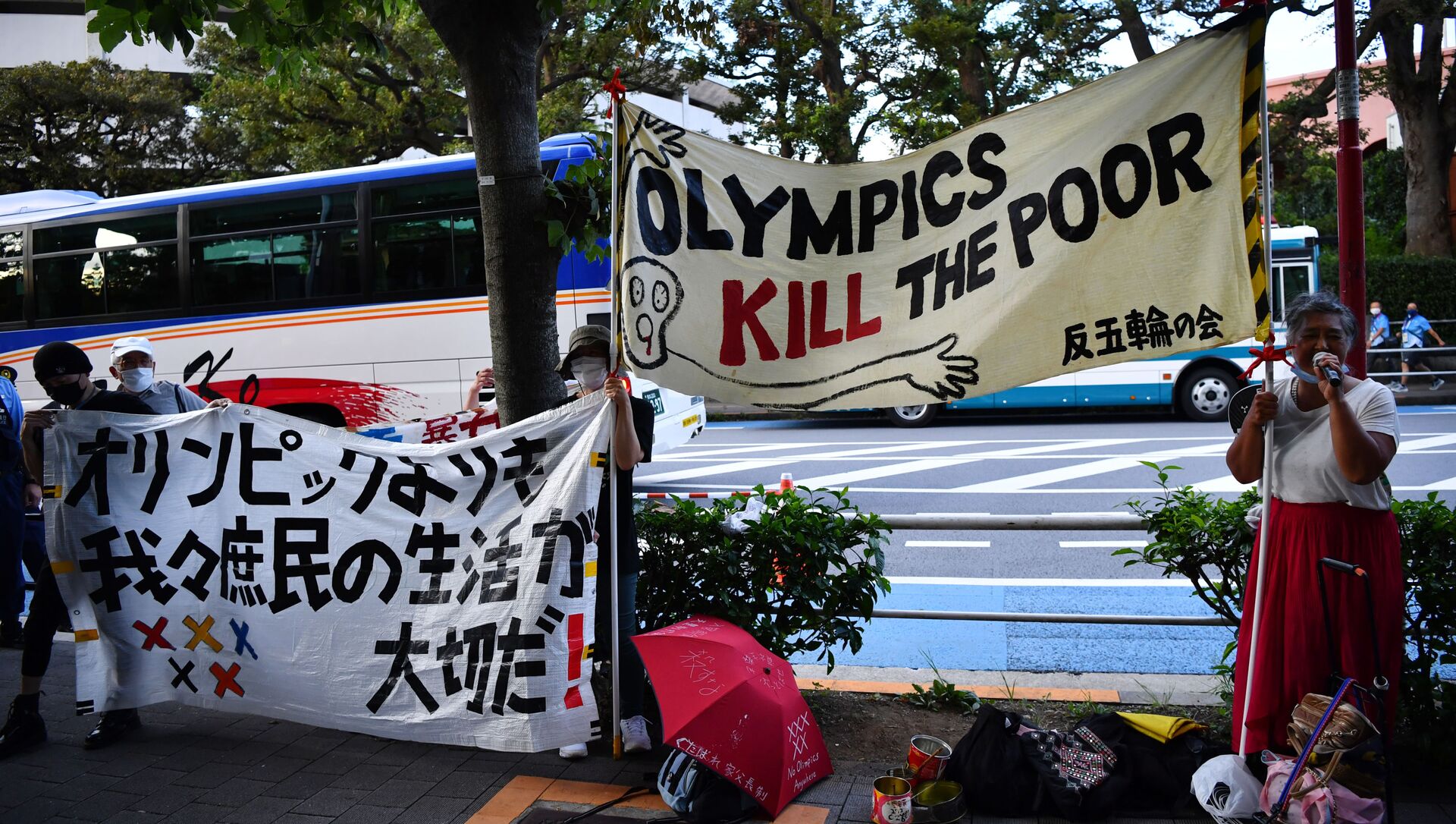 Những người biểu tình chống Thế vận hội mang biểu ngữ tại cuộc biểu tình ở Tokyo, Nhật Bản - Sputnik Việt Nam, 1920, 05.08.2021