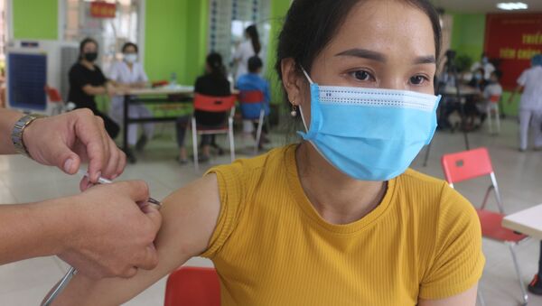 Cư dân các xã, phường biên giới của thành phố Móng được tiêm vaccine phòng COVID-19 mũi 2. - Sputnik Việt Nam
