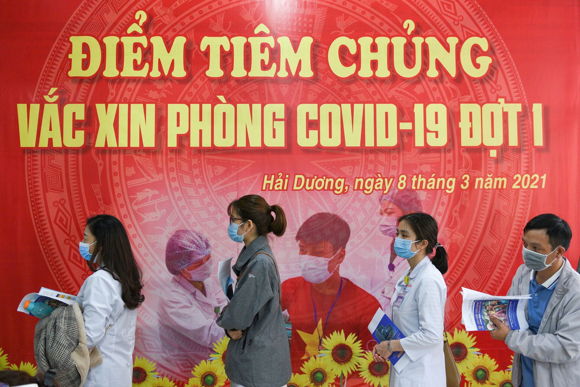 Nhân viên y tế xếp hàng tiêm vắc xin tại Việt Nam - Sputnik Việt Nam, 1920, 16.12.2021