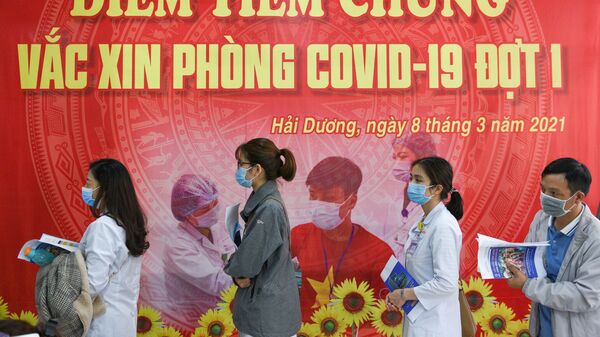 Nhân viên y tế xếp hàng tiêm vắc xin tại Việt Nam - Sputnik Việt Nam