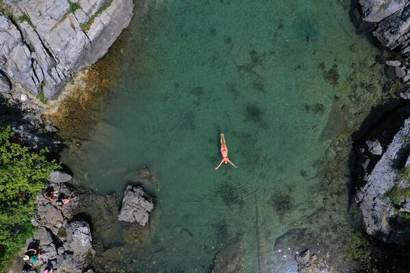 Người phụ nữ bơi trong hồ Xhema, Albania - Sputnik Việt Nam