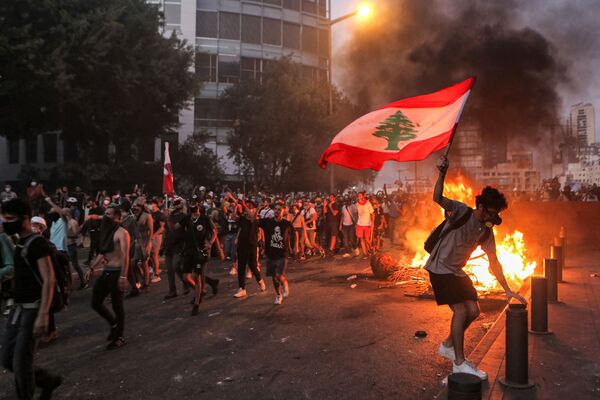 Người biểu tình với lá cờ Lebanon trong cuộc đụng độ ở Beirut - Sputnik Việt Nam