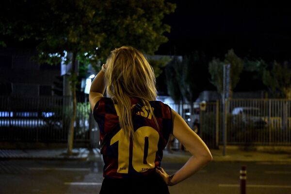 Nữ cổ động viên mặc áo thi đấu của tiền đạo Lionel Messi đội Barcelona trước sân vận động Camp Nou ở Barcelona, Tây Ban Nha - Sputnik Việt Nam