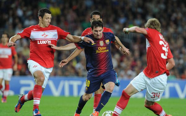 Lionel Messi và các cầu thủ Spartak Matxcơva trong trận đấu vòng bảng UEFA Champions League 2012/13 - Sputnik Việt Nam