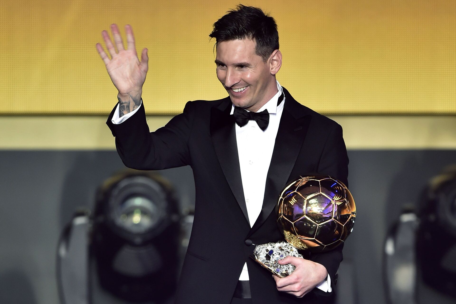 Lionel Messi cầm cúp Quả bóng vàng - Sputnik Việt Nam, 1920, 05.10.2021