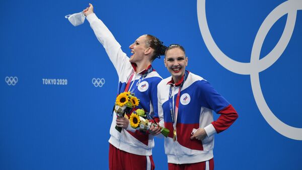 Nữ VĐV bơi nghệ thuật Svetlana Romashina và Sveltana Kolesnichenko giành huy chương vàng tại Olympic Tokyo - Sputnik Việt Nam