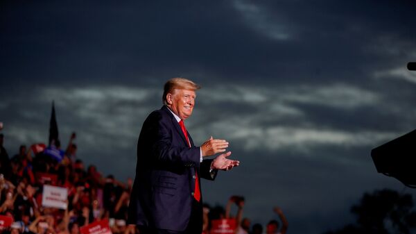 Cựu Tổng thống Donald Trump đến Sarasota Fairgrounds để nói chuyện với những người ủng hộ của mình trong Cuộc biểu tình Cứu nước Mỹ ở Sarasota, Florida, Hoa Kỳ ngày 3 tháng 7 năm 2021. - Sputnik Việt Nam
