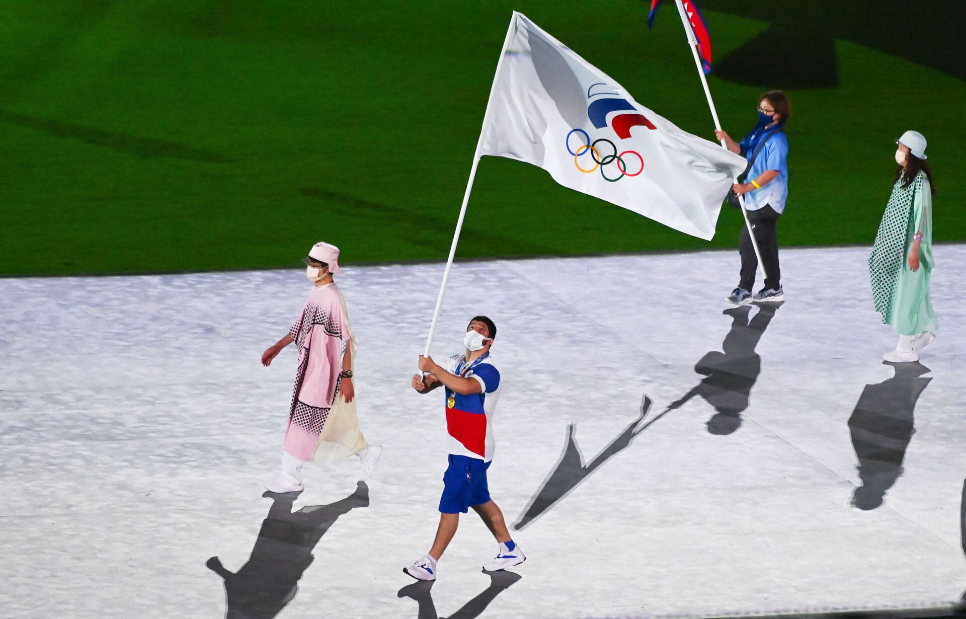 Người mang lá cờ đội Ủy ban Olympic Nga (ROC), đô vật Abdulrashid Sadulayev trong lễ diễu hành của các vận động viên tại lễ bế mạc Thế vận hội Olympic mùa hè lần thứ XXXII ở Tokyo - Sputnik Việt Nam, 1920, 05.10.2021
