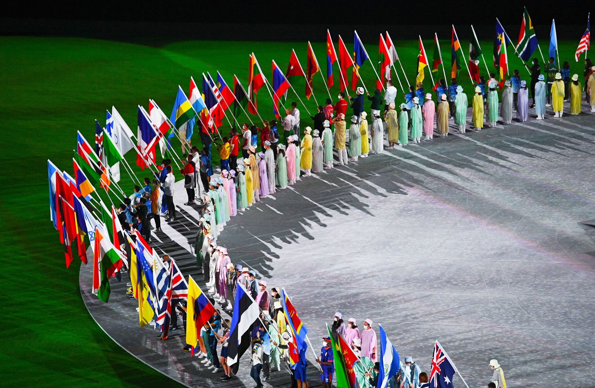 Cuộc diễu hành của các vận động viên tại Lễ bế mạc Thế vận hội Olympic mùa hè lần thứ XXXII ở Tokyo - Sputnik Việt Nam, 1920, 05.10.2021