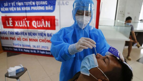 Lấy mẫu xét nghiệm virus SARS-CoV-2 cho người dân có nhu cầu. - Sputnik Việt Nam