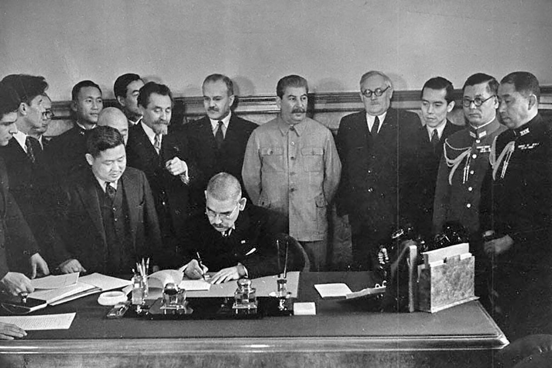 Ngoại trưởng Nhật Bản I. Matsuoka ký Hiệp ước Trung lập giữa Liên Xô và Nhật Bản, ngày 13 tháng 4 năm 1941 - Sputnik Việt Nam, 1920, 05.10.2021