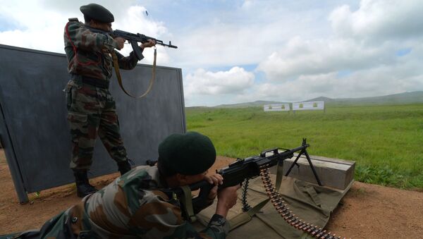 Các sĩ quan Ấn Độ khai hoả từ vũ khí xạ kích - Sputnik Việt Nam