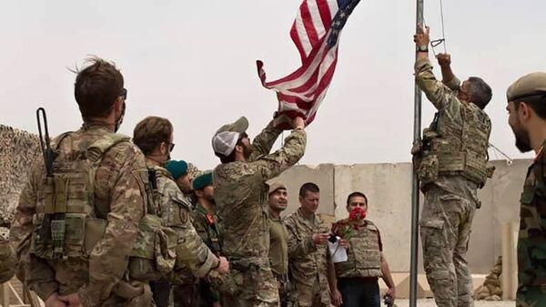 Binh sĩ Hoa Kỳ hạ cờ Mỹ tại trại Anthonic, Afghanistan - Sputnik Việt Nam