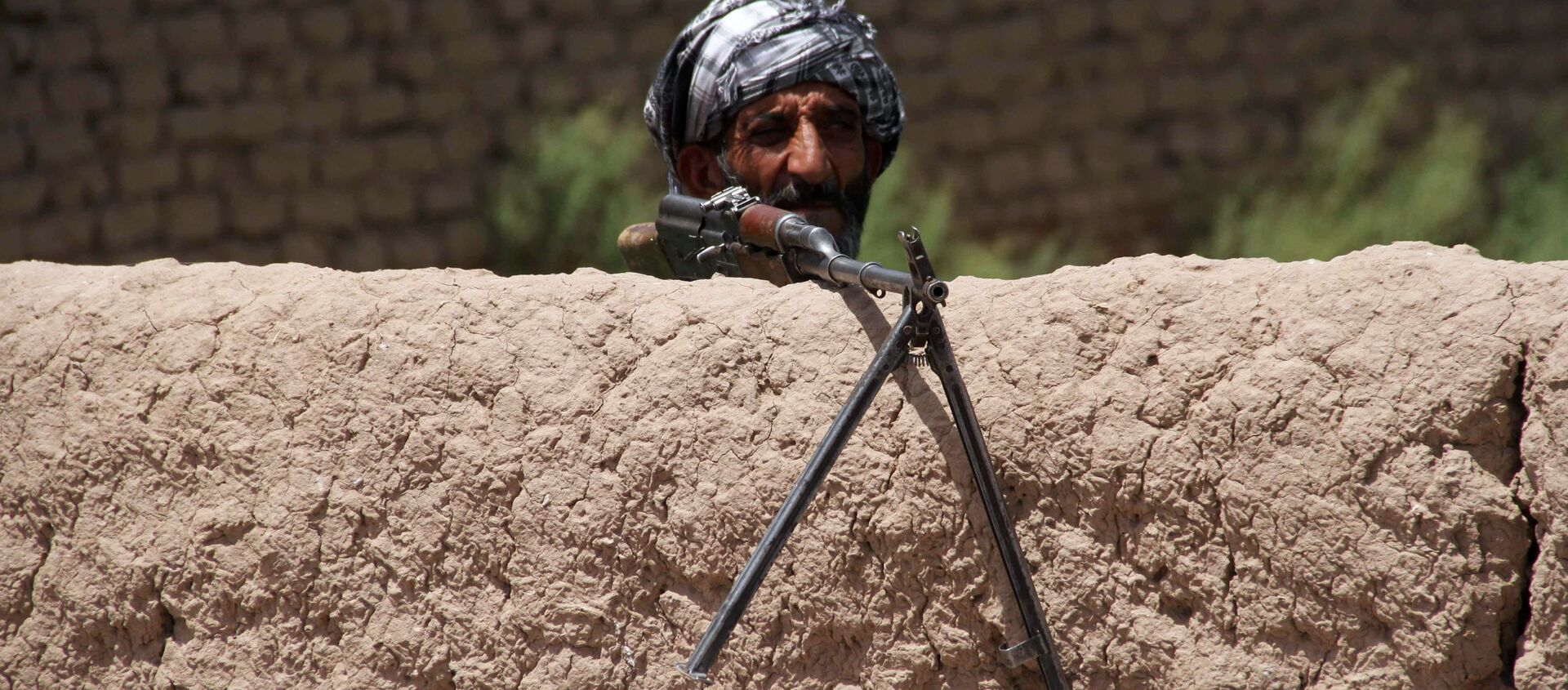 Một cựu Mujahideen (hoặc mujahidin, chiến binh thánh chiến Hồi giáo) đang trong ca trực trạm kiểm soát ở ngoại vi tỉnh Herat, Afghanistan - Sputnik Việt Nam, 1920, 09.08.2021