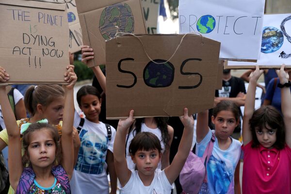 Những đứa trẻ mang biểu ngữ về thay đổi khí hậu trong cuộc biểu tình ở Síp - Sputnik Việt Nam
