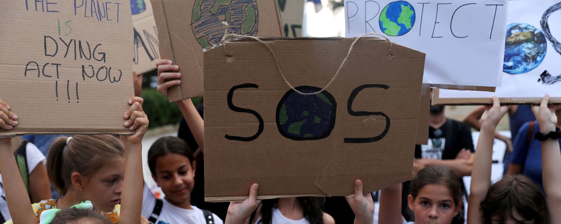 Những đứa trẻ mang biểu ngữ về thay đổi khí hậu trong cuộc biểu tình ở Síp - Sputnik Việt Nam, 1920, 28.09.2021