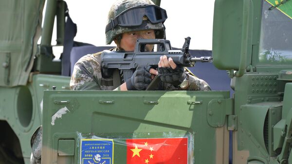 Một quân nhân của CHND Trung Hoa tham gia cuộc tập trận chung chống khủng bố Sứ mệnh Hòa bình 2018 của lực lượng vũ trang các quốc gia thành viên SCO tại khu huấn luyện Chebarkul - Sputnik Việt Nam