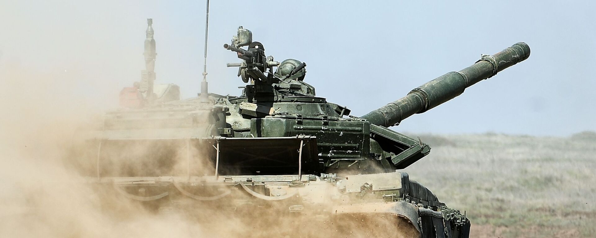 Xe tăng T-90 trong cuộc tập trận của các đơn vị súng trường, xe tăng và pháo cơ giới ở vùng Volgograd - Sputnik Việt Nam, 1920, 10.08.2021