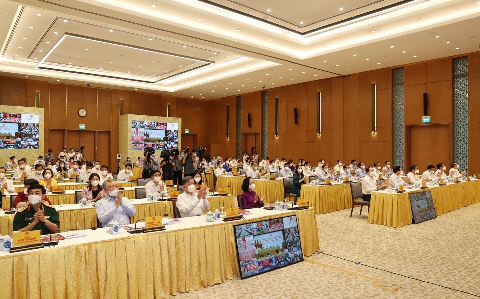 Các đồng chí lãnh đạo Đảng, Nhà nước và các đại biểu dự phiên họp đầu tiên của Chính phủ nhiệm kỳ 2021- 2026 với các địa phương được tổ chức theo hình thức trực tuyến - Sputnik Việt Nam, 1920, 05.10.2021