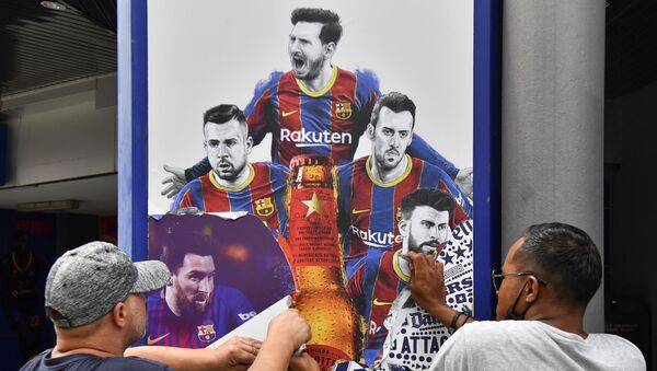 Công nhân gỡ bỏ áp phích in hình tiền đạo người Argentina Lionel Messi của Barcelona tại sân vận động Camp Nou ở Barcelona - Sputnik Việt Nam