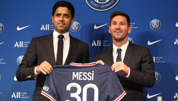 Lionel Messi và Chủ tịch Câu lạc bộ Nasser Al-Helaifi Paris Saint-Germain trong một cuộc họp báo - Sputnik Việt Nam