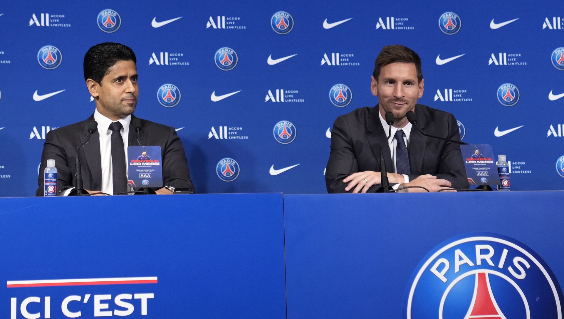 Lionel Messi, phải, và chủ tịch PSG, Nasser Al-Al-Khelaifi tham dự cuộc họp báo vào thứ Tư, ngày 11 tháng 8 năm 2021 tại sân vận động Parc des Princes ở Paris. - Sputnik Việt Nam, 1920, 11.08.2021