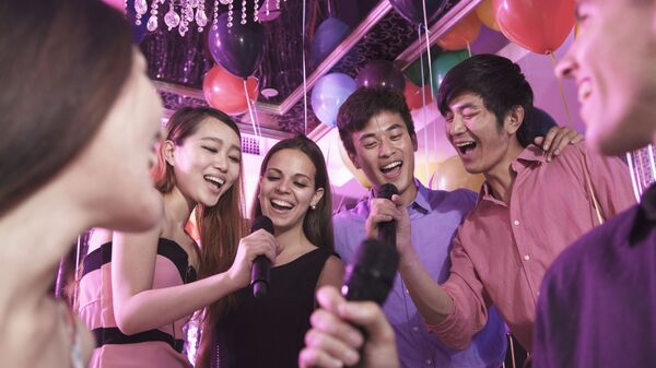 Trai gái trung quốc hát karaoke - Sputnik Việt Nam