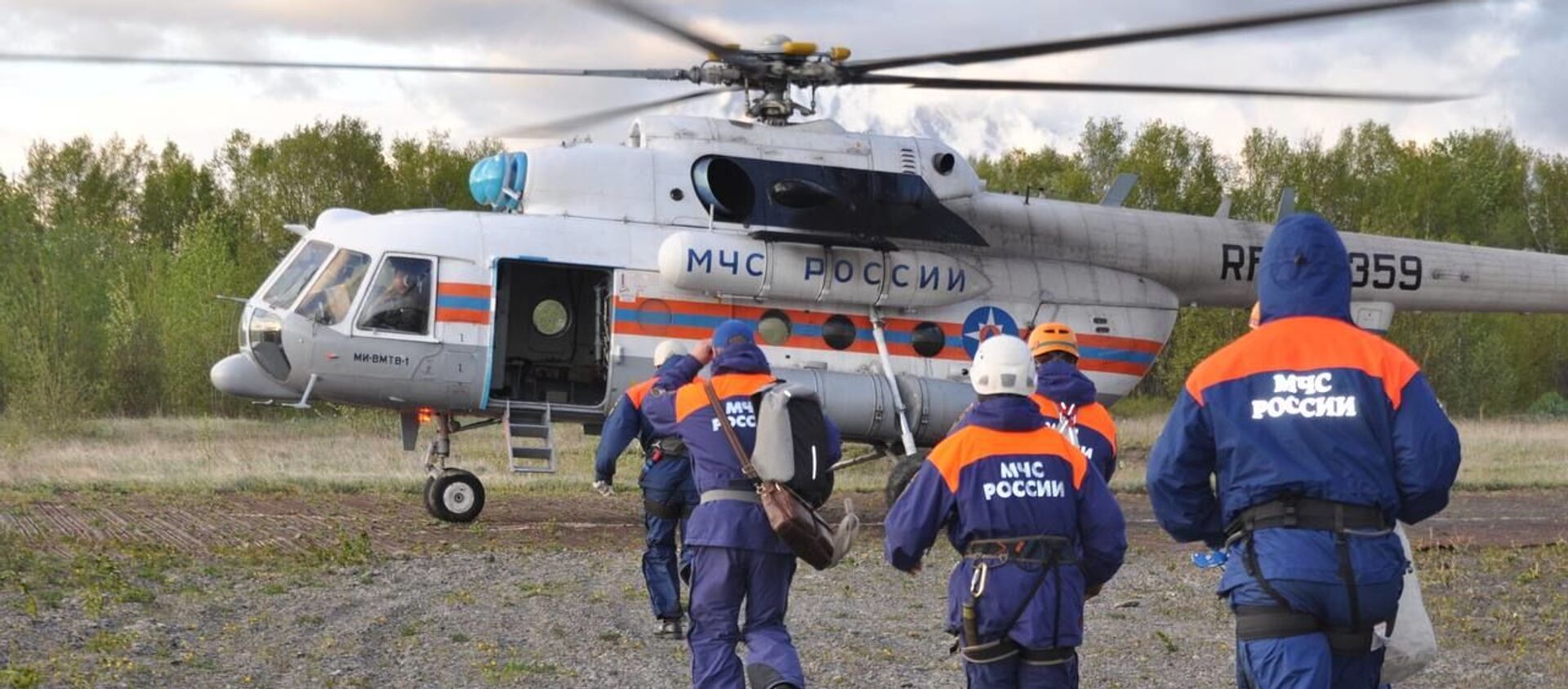 Các nhân viên thuộc cơ quan cứu hộ thuộc Bộ Tình trạng Khẩn cấp của Liên bang Nga đang tới hiện trường máy bay trực thăng Mi-8 gặp nạn ở Kamchatka - Sputnik Việt Nam, 1920, 12.08.2021