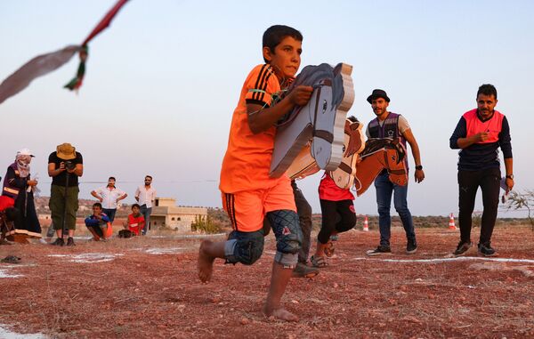 Trẻ em chơi trò Thế vận hội Olympic trong trại dành cho những người di tản (Camp Olympics 2020), Syria - Sputnik Việt Nam