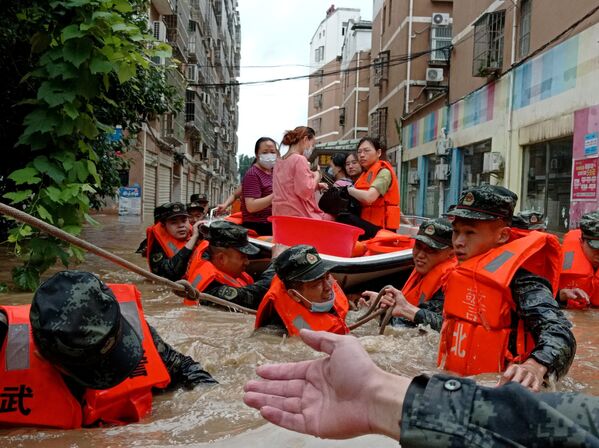 Những người dân sơ tán trong tâm điểm lũ lụt sau trận mưa lớn ở thành phố Hedyan Suizhou, tỉnh Hồ Bắc, Trung Quốc - Sputnik Việt Nam