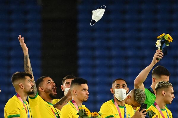 Cầu thủ bóng đá Brazil Douglas Luiz ném khẩu trang lên không trung trong lễ trao giải Thế vận hội Olympic 2020 ở Tokyo - Sputnik Việt Nam