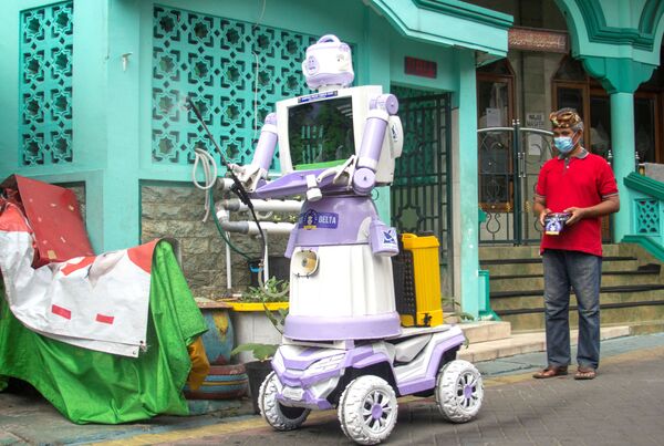 Người đàn ông Indonesia điều khiển Robot Delta tự chế làm từ các vật dụng gia đình ở Surabaya, tỉnh Đông Java - Sputnik Việt Nam