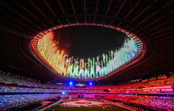 Pháo hoa trong lễ bế mạc Thế vận hội Olympic mùa hè lần thứ XXXII ở Tokyo trên Sân vận động Olympic quốc gia - Sputnik Việt Nam