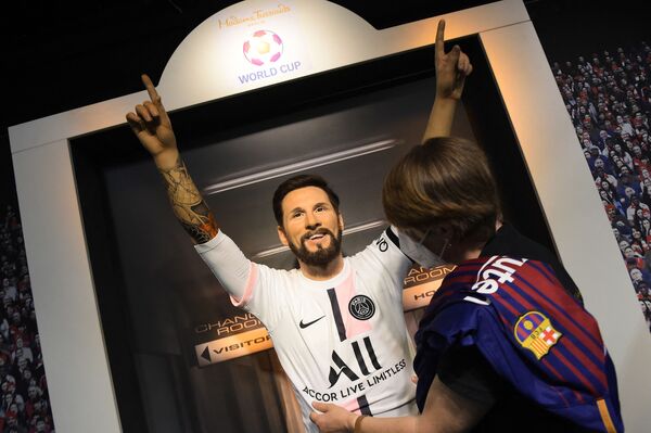 Tượng Lionel Messi mặc áo thi đấu của Paris Saint-Germain tại Bảo tàng tượng sáp Madame Tussauds ở Berlin - Sputnik Việt Nam