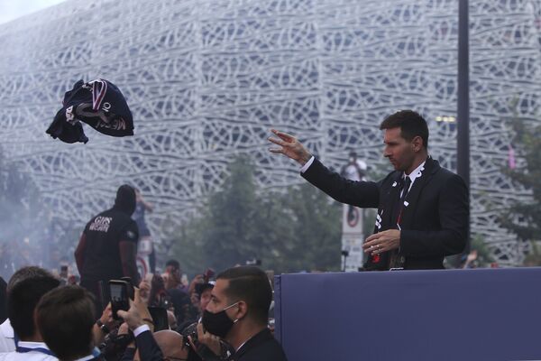 Lionel Messi ném áo cho người hâm mộ Paris Saint-Germain - Sputnik Việt Nam