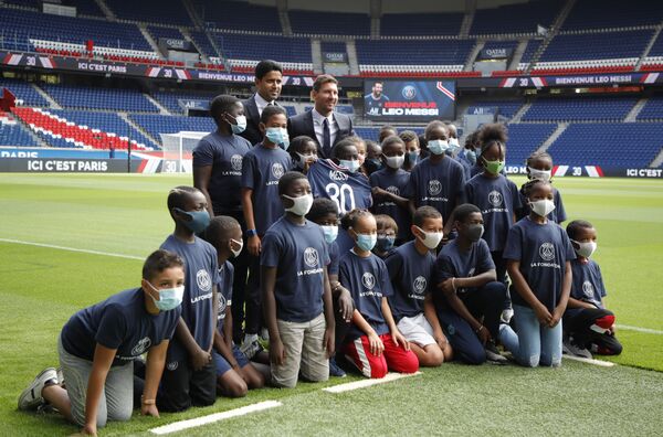 Giám đốc điều hành CLB “PSG” Nasser Al-Khelaifi và Lionel Messi chụp ảnh với trẻ em sau khi Messi ký hợp đồng với “PSG”, Paris, Pháp - Sputnik Việt Nam