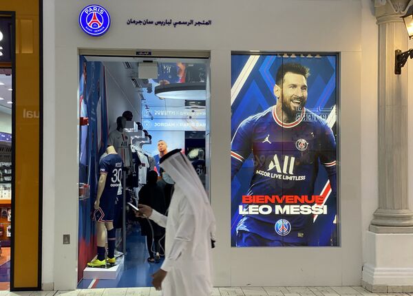 Áp phích có hình Messi trong quầy kính cửa hàng của CLB PSG ở Doha - Sputnik Việt Nam