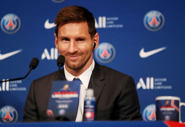 Lionel Messi trong cuộc họp báo sau khi ký hợp đồng với PSG, Paris, Pháp - Sputnik Việt Nam