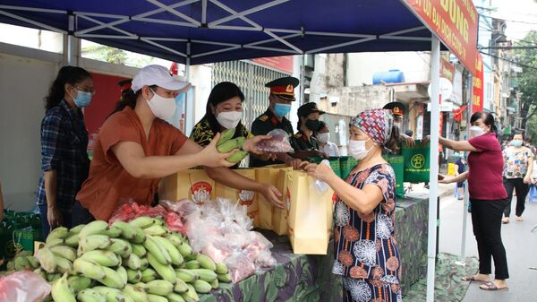 Trao quà hỗ trợ cho người dân tại Chợ 0 đồng - Sputnik Việt Nam