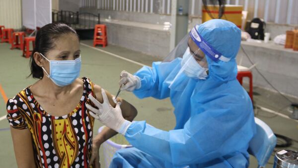 Tiêm vaccine Vero Cell của Sinopharm cho người dân TP.Hồ Chí Minh tại điểm tiêm số 1 Huyền Trần Công Chúa (Quận 1) - Sputnik Việt Nam