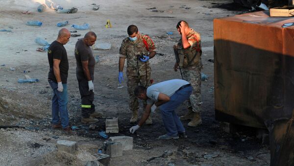 Dân phòng và binh lính kiểm tra hiện trường vụ nổ thùng nhiên liệu ở Akkar, miền bắc Liban - Sputnik Việt Nam
