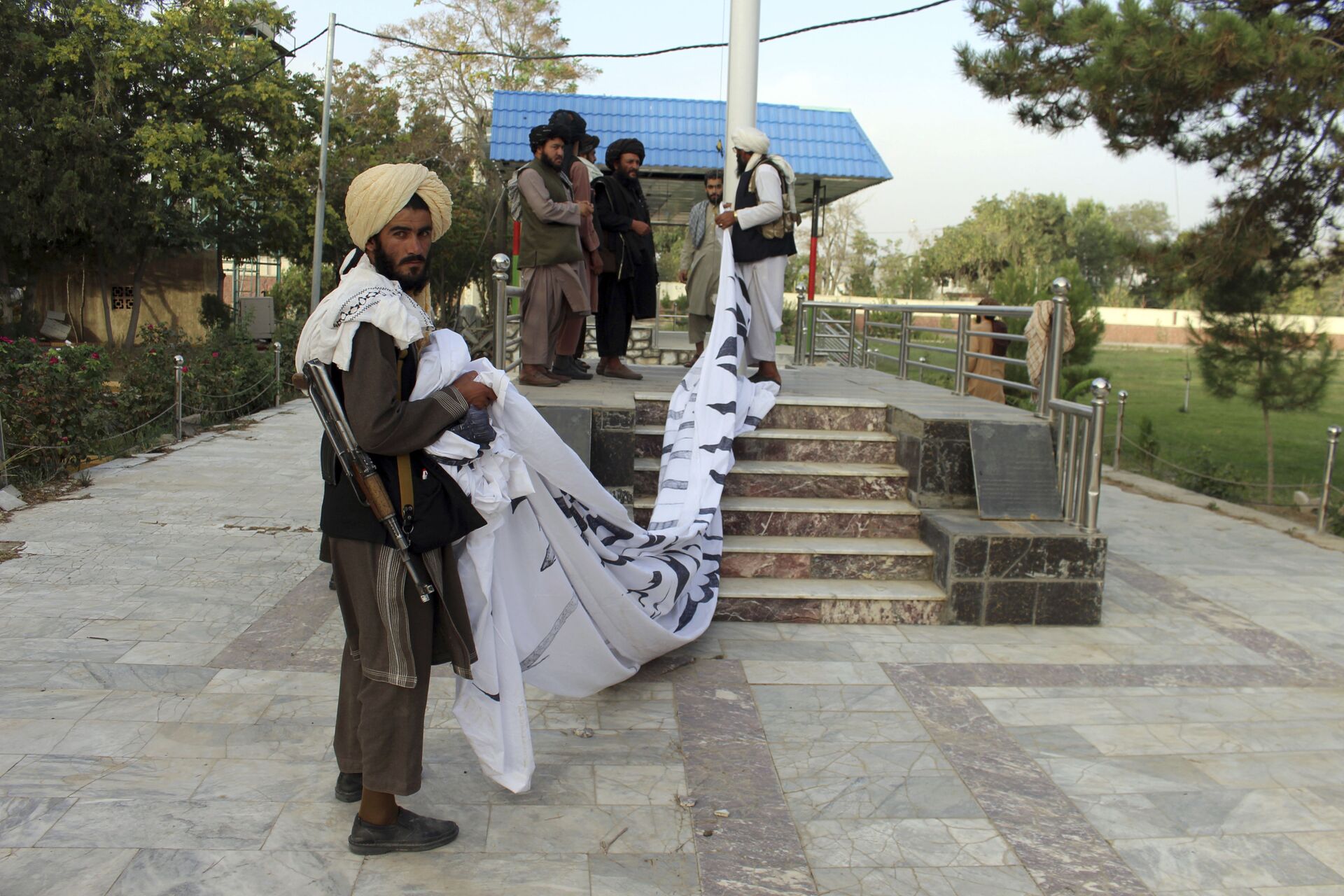 Các tay súng Taliban* giương cao lá cờ của họ ở thành phố Ghazni - Sputnik Việt Nam, 1920, 05.10.2021