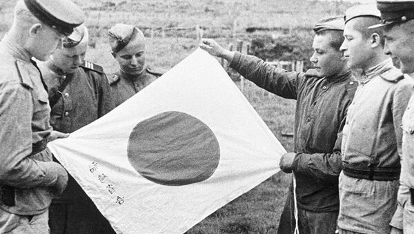Những người lính Liên Xô xem lá cờ Nhật bị ném lại sau khi quân địch rút lui - Sputnik Việt Nam