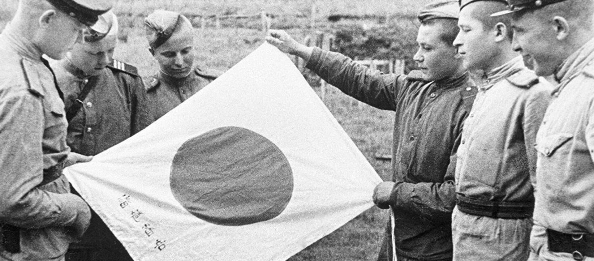 Những người lính Liên Xô xem lá cờ Nhật bị ném lại sau khi quân địch rút lui - Sputnik Việt Nam, 1920, 16.08.2021
