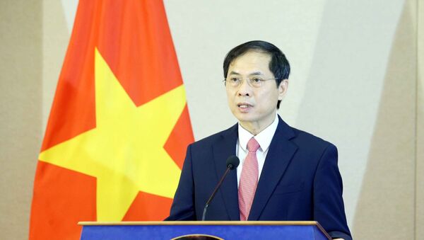 Bộ trưởng Bộ Ngoại giao Bùi Thanh Sơn phát biểu tại Lễ chào cờ ASEAN theo hình thức trực tuyến tại điểm cầu Hà Nội. - Sputnik Việt Nam