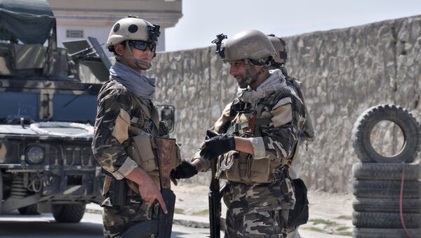 Đại diện của các dịch vụ đặc biệt Afghanistan trong vùng lân cận của sân bay Kabul, nơi đang xảy ra nổ súng - Sputnik Việt Nam