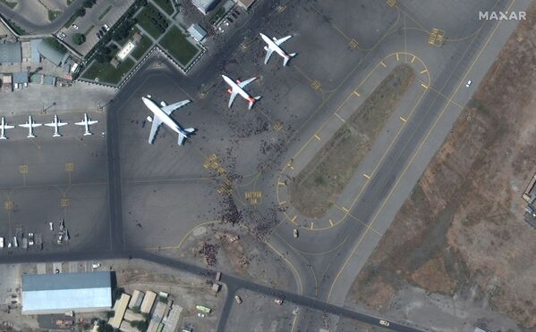 Hình ảnh từ vệ tinh: Đám đông trên đường băng sân bay Kabul - Sputnik Việt Nam